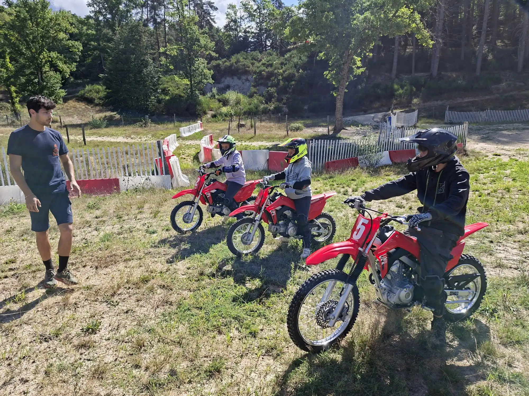 Groupe de jeunes pilotes encadrés sur le circuit du Moto Club du Livradois