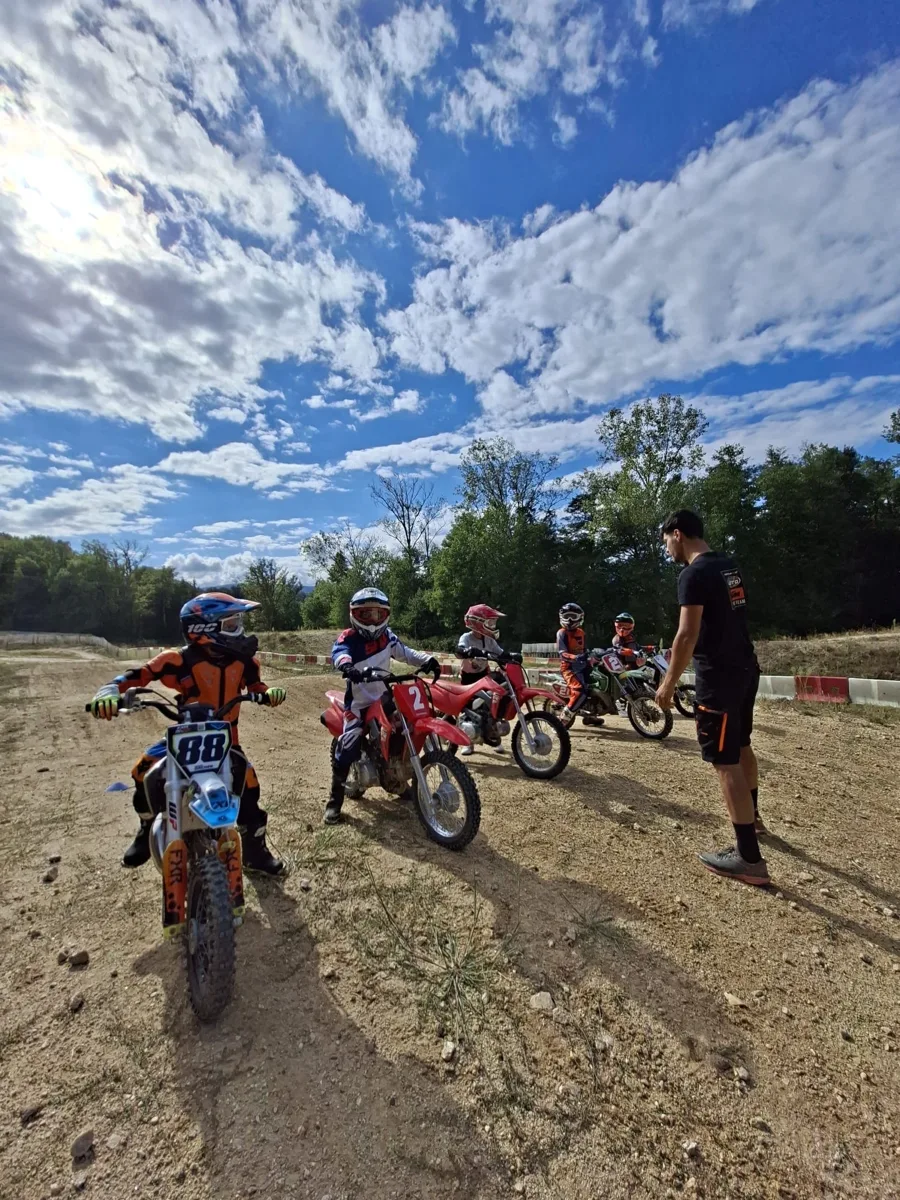 Séance d'initiation à la moto tout-terrain à Ambert