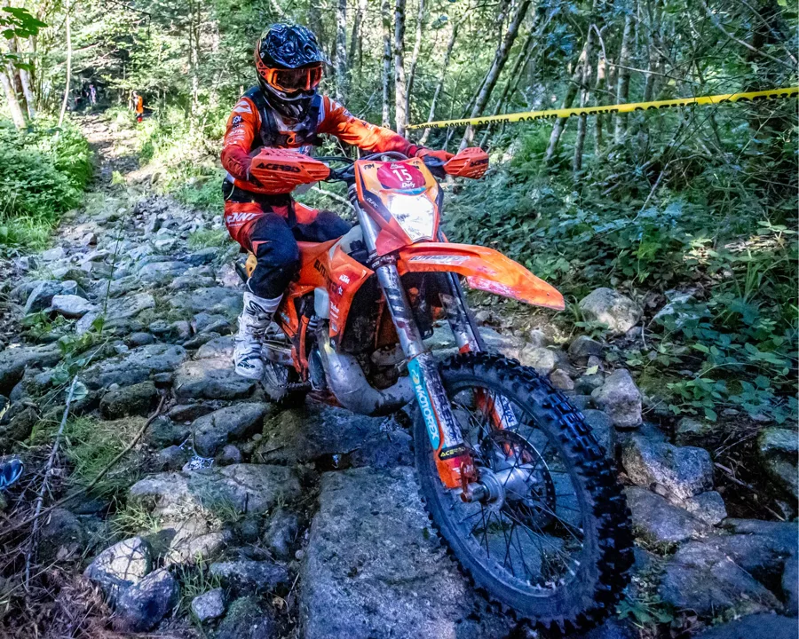 Pilote en randonnée enduro en Auvergne