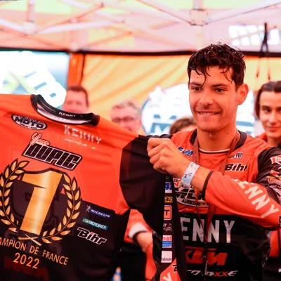 Yann Dupic avec son maillot de champion de France junior enduro 2022